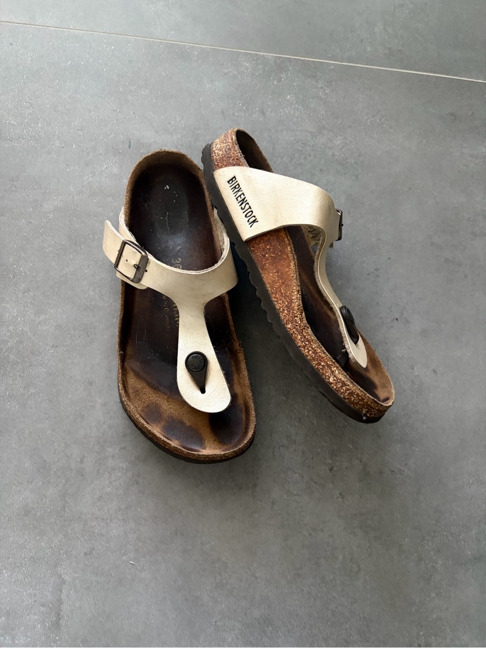 Birkenstock Gizeh Women’s Sandals in Ivory-White